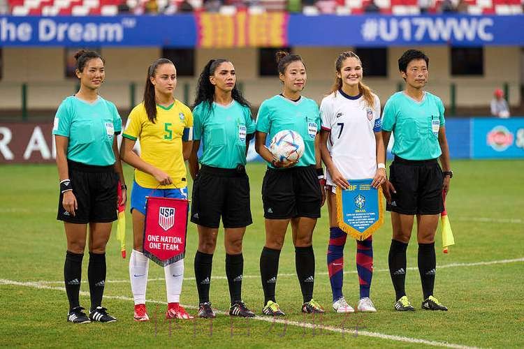 中国裁判组执裁U-20女足世界杯法国队对阵加拿大队比赛 中国裁判组执裁U-20女足世界杯法国队对阵加拿大队比赛